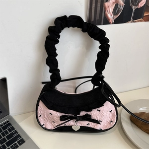 Sac fourre-tout rose en nylon gaufré avec bordures à volants noirs et nœud élégant