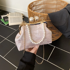 Rosa Handtasche mit Jacquard-Stickerei, Perlenverschluss und goldener Kette