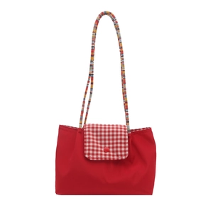 Sac à bandoulière en denim rouge avec rabat à carreaux rouge et blanc et sangle tissée