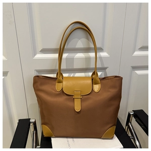 Dettaglio della grande borsa tote con materiali a contrasto in nylon e ecopelle