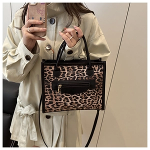 Borsa tote leopardata alla moda con tasca frontale in pelle nera e cerniera dorata