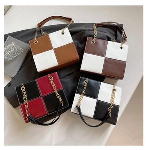 Détails de quatre sacs à main bicolores à damier avec bandoulières en chaîne dorée