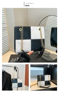 Détails du sac à bandoulière damier noir et blanc avec chaîne dorée et large bandoulière