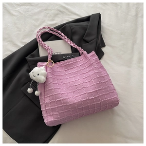 Détail du sac cabas rose à texture gaufrée 3D avec un pendentif nuage mignon