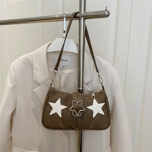 Braune Achseltasche aus Leder mit Sternmuster und sichelförmigem Metallic-Verschluss
