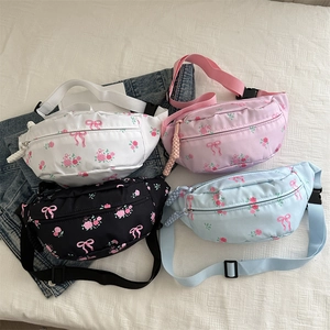 Sacs bandoulière en nylon imprimé floral en blanc, rose, noir et bleu clair pour femme