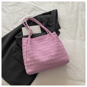 Détail du sac cabas rose à texture bulle avec anses tissées et motif carré en 3D