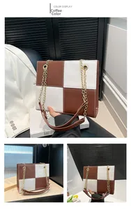 Détail du sac à main bicolore marron et blanc avec chaîne dorée et texture cuir PU