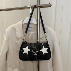 Schicke schwarze Star-Unterarmtasche mit weißen Stern-Patches und Stern-Schnalle