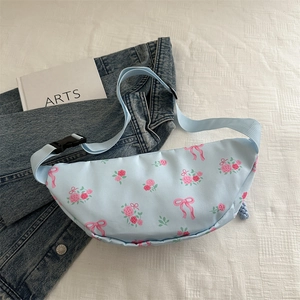 Lichtblauwe nylon borsttas voor dames met bloemenprint en een verstelbare schouderriem
