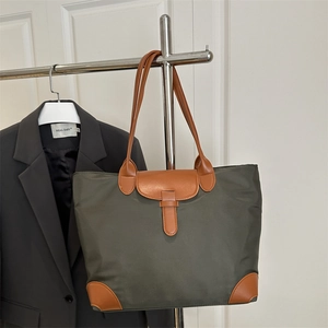 Borsa tote capiente in tessuto Oxford verde oliva con dettagli in pelle marrone moda