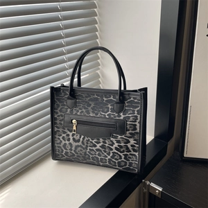 Borsa tote leopardata alla moda con manici neri e dettagli in oro per donna trendy
