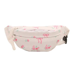 Sac bandoulière en nylon avec imprimé roses roses et nœuds sur fond blanc