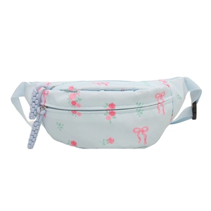 Lindo bolso bandolera azul claro con estampados de rosas rosas y lazos en fondo blanco