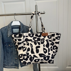 Fashionable leopard print large tote bag for women, stylish canvas shoulder bag for daily use