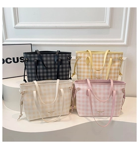 Borse shopper con motivo vichy nei colori nero, giallo, beige e rosa in mostra