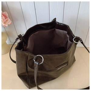 Détail du grand sac cabas en similicuir marron foncé avec doublure intérieure spacieuse