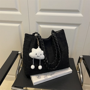 Grand sac fourre-tout noir gaufré avec bandoulière chaîne et porte-clés nuage blanc