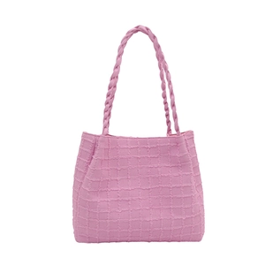 Grand sac cabas rose avec texture matelassée et poignées tissées pour femmes