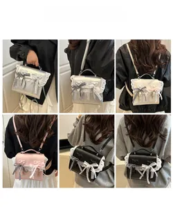 Zaino estetico con pizzo mostrato come borsa a mano e borsa a tracolla doppia