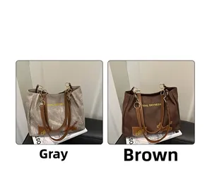 Détail des sacs cabas rétro en toile gris et marron avec imprimé Tidal Dryness