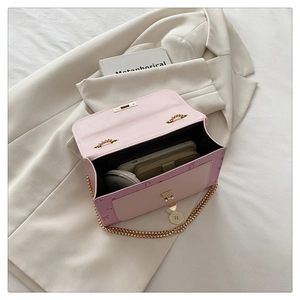 Vue intérieure du sac rose montrant le rangement du téléphone et la bandoulière dorée