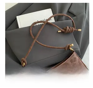 Détail du sac léopard avec bandoulière en cordon marron et finitions dorées