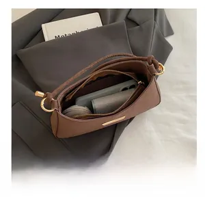 Vue intérieure montrant la grande capacité de rangement pour accessoires du sac marron