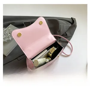 Sac bandoulière en cuir PU rose montrant la capacité pour téléphone et cosmétiques