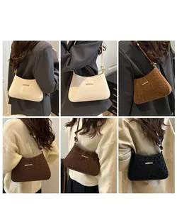 Plusieurs styles de sacs portés épaule vintage à imprimé léopard et unis sur modèle