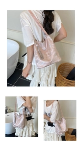 Gros plan détaillé du sac seau en jacquard rose avec tissage floral et pompon