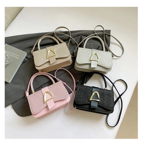 Détails de quatre sacs à bandoulière scintillants en or, argent, rose et noir élégant
