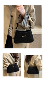 Détails du sac à bandoulière léopard noir avec boucle dorée et lanière à nœuds élégante
