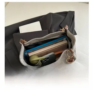 Vue de dessus du grand sac cabas en toile grise montrant l'intérieur avec tablette