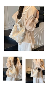 Vue détaillée du sac cabas style chinois avec jacquard de montagne et pompon élégant