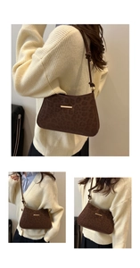 Détail du sac léopard avec barre en métal doré et texture en daim de haute qualité