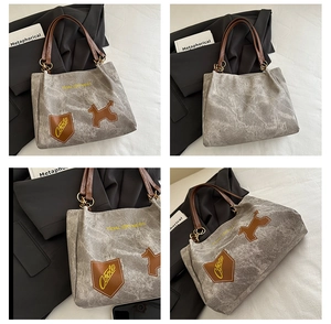 Détail du grand sac cabas gris texture marbre avec écusson chien et imprimé tidal dryness
