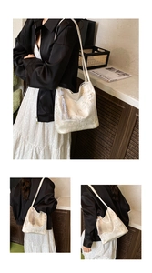 Broderie détaillée de fleurs et bambous sur un sac cabas en satin beige avec gland