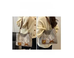 Détail du sac cabas effet marbre gris avec bandoulière en cuir et chaîne dorée