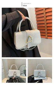 Détails du sac à bandoulière argenté scintillant avec boucle dorée et lanière