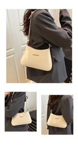 Détail d'un sac porté épaule crème avec boucle dorée et bandoulière à nœuds