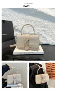 Détail du sac de soirée doré avec cristaux scintillants et boucle métallique élégante