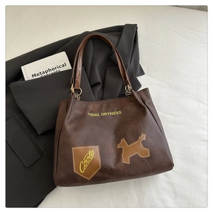 Sac cabas vintage marron avec écusson chiot unique et anneaux en métal doré chic