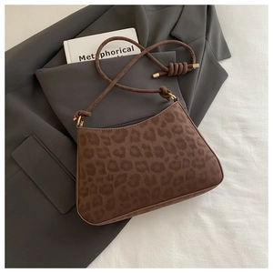 Gros plan détaillé d'un sac à bandoulière léopard marron avec des détails dorés chic