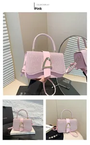 Détail d'un sac bandoulière rose pailleté avec boucle triangulaire dorée et fine lanière
