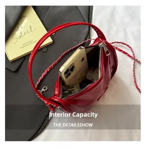 Capacité interne du sac bandoulière en cuir rouge brillant pour téléphone et maquillage