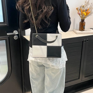 Sac bandoulière tendance à damier noir et blanc avec chaîne dorée et poignée noire