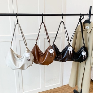 Sacs hobo plissés en cuir PU de plusieurs couleurs avec des breloques mignonnes et tendance