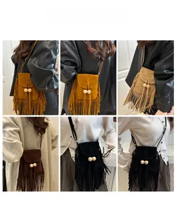 Détail du sac bandoulière bohème en daim avec de longues franges et perles en bois