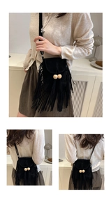 Détail du sac bandoulière bohème noir avec de longues franges et perles en bois